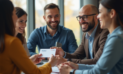 Groupe de collègues souriants recevant une carte cadeau Kadeos Infini