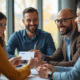Groupe de collègues souriants recevant une carte cadeau Kadeos Infini