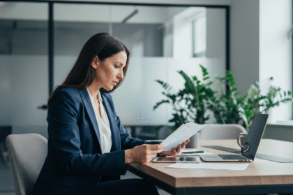 Femme d'affaires en costume bleu dans un bureau moderne